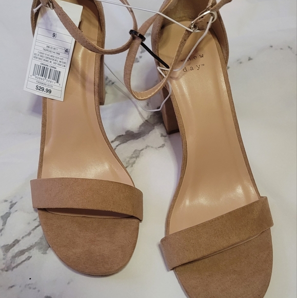 Trendy heeled sandals - Picture 2 of 3